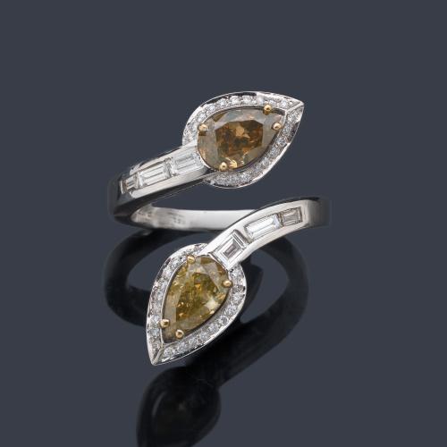  Anillo 'tú y yo' con dos diamantes talla perilla 'fancy deep brown' de 1,00 ct cada uno, con orla y banda de diamantes talla brillante y baguette. Dos certificados GIA.