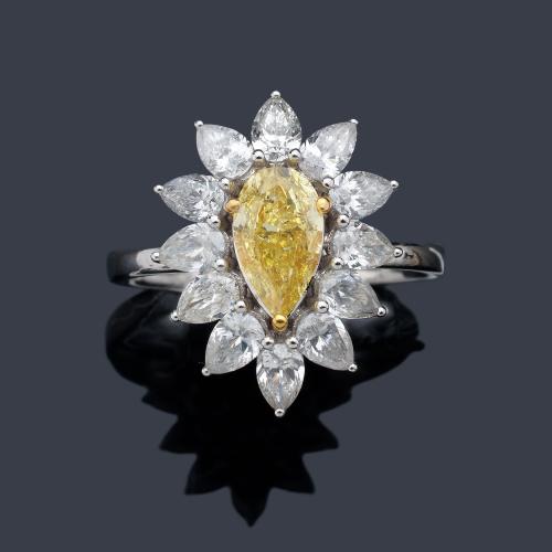  Anillo con diamante talla perilla 'fancy yellow' de 1,01 ct con orla de diamantes talla perilla de aprox. 0,96 ct en total. Certificado Masterstones.
