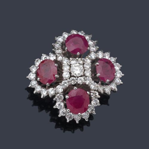  Colgante con cuatro rubíes talla redonda de aprox. 6,36 ct con orla de brillantes de aprox. 2,20 ct en total.