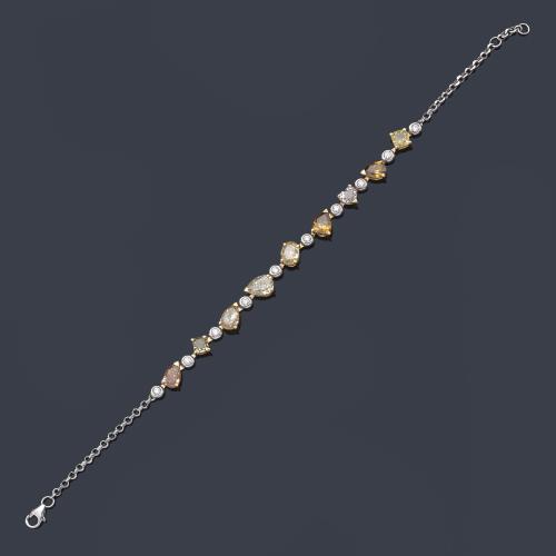 Pulsera con diamantes 'fancy brown / yellow' talla perilla y cushion de aprox. 5,00 ct en total intercalado con brillantes engastados en chatón. Certificado GIA e IGI.