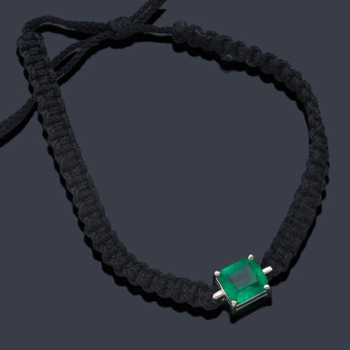  Pulsera con esmeralda central de aprox. 2,40 ct en total en montura de oro blanco de 18K con cordón negro.