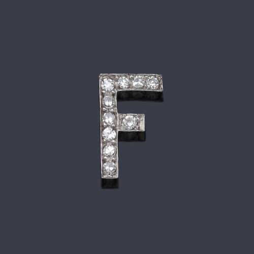  Pin con la letra 'F' con decoración de diamantes talla 8/8 sobre montura de oro blanco de 18K.