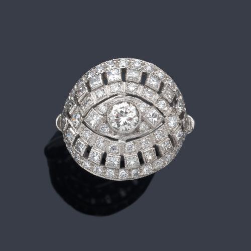  Anillo bombé con diseño calado enriquecido con diamantes talla princesa y brillante de 1,32 ct en total.