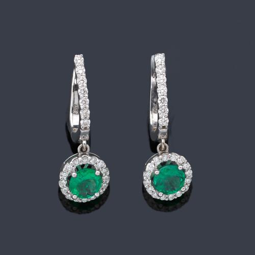  Pendientes largos con pareja de esmeraldas talla redonda de aprox. 0,93 ct y orla de brillantes de 0,46 ct.