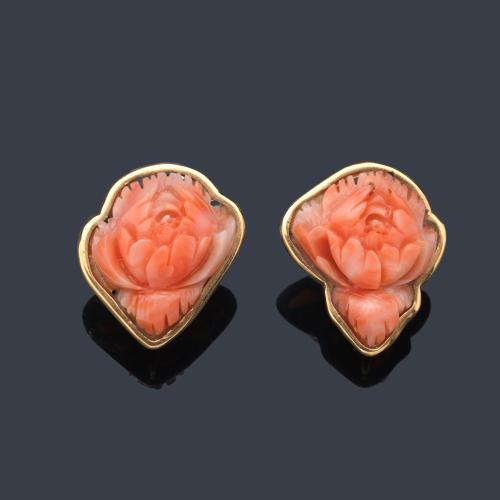  Pendientes cortos con motivo floral realizado en coral tallado en montura de oro amarillo de 18K.