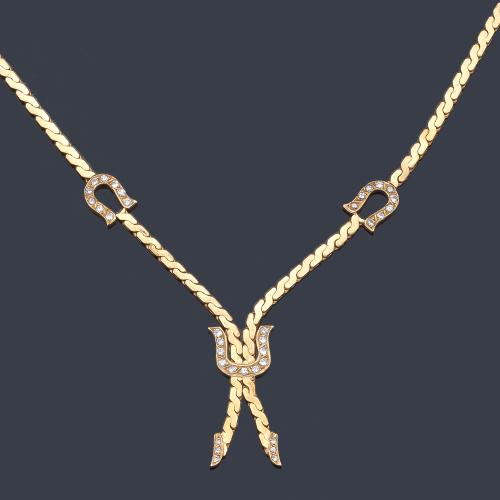  Collar largos con eslabones trenzados y con tres remates con brillantes en oro amarillo de 18K.