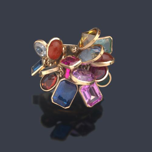  Anillo con cuajado de gemas de color móviles en diferentes tallas en montura de oro amarillo de 18K.