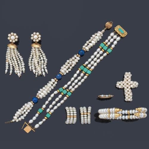  Lote compuesto por pareja de pulsera con varios hilos de perlas de rio, con turquesas y lapislázuli, dos parejas de pendientes largos, uno de ellos con borlones, una pulsera rígida y un anillo.