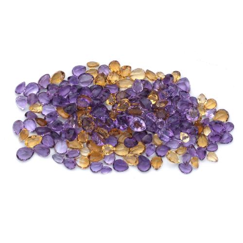 Lote con cuarzos amatistas y citrinos talla perilla, oval y triángulo de 583,23 ct en total.