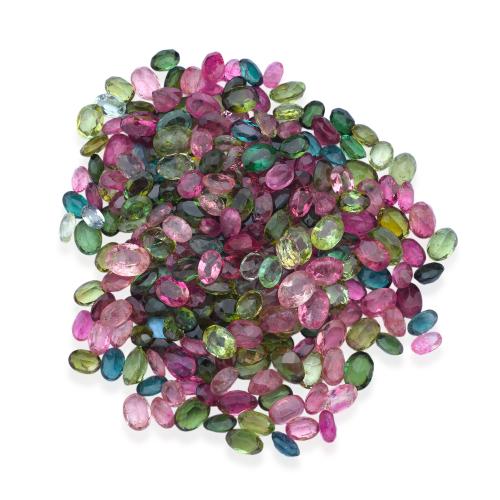  Lote con turmalinas rubelitas y verdelitas talla oval de 161,22 ct en total.