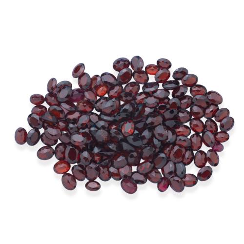  Lote con granates talla oval de 205,87 ct en total.