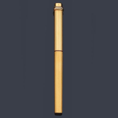  Bolígrafo Must de CARTIER chapado en oro con decoración guilloché. Con estuche y documentación