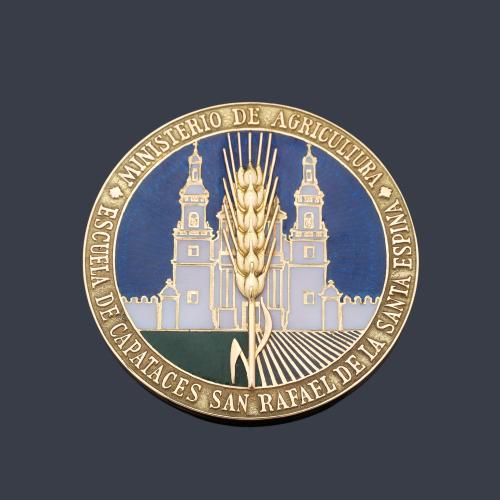 Medalla conmemorativa " Escuela de capataces San Rafael de la Santa Espina" Ministerio de Agricultura, en oro amarillo de 18 K y esmalte.