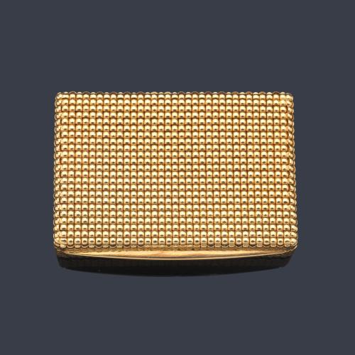  Pastillero realizado en oro amarillo de 18K con decoración punta de diamante.