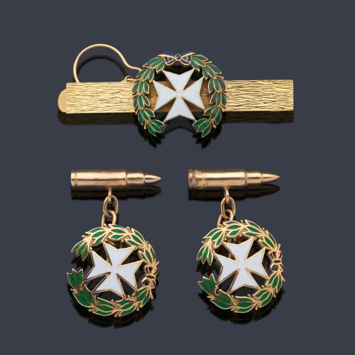  Lote con pasador de corbata y gemelos, con la insignia a la 'Damas Auxiliares de Sanidad Militar' con centro de Cruz de Malta en esmalte.