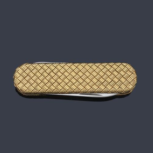  Pequeña navaja multiusos con cubierta realizada en oro amarillo de 18K y diseño trenzado.