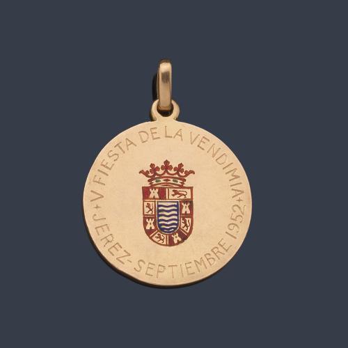  Colgante conmemorativo " Fiesta de la vendimia de Jerez", en oro rosa de 18 K con escudo central de Jerez de la Frontera.