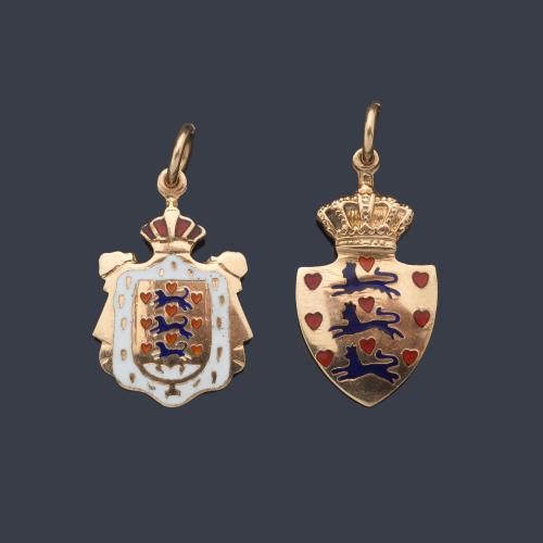 Lote con dos colgante con escudo Nacional de Dinamarca, con los tres leones pasantes en esmalte azul, con nueve corazones de gules en color rojo, todo ello coronado con la Corona Real Danesa.