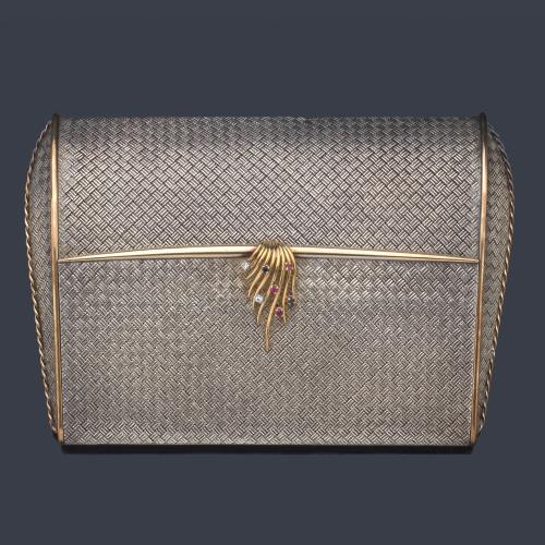  Precioso 'trousseau' de mano rígido realizado en plata con detalles en oro amarillo de 18K.