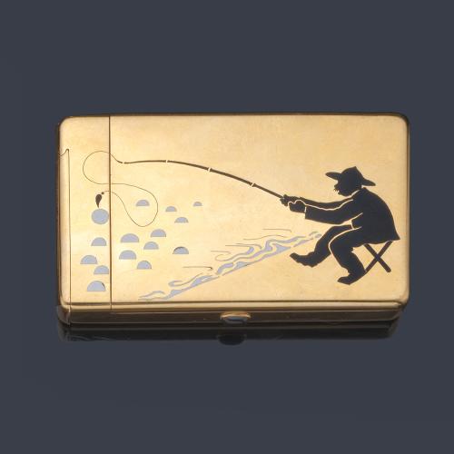  Pitillera con motivo de pescador en color negro realizado en oro amarillo de 18K.