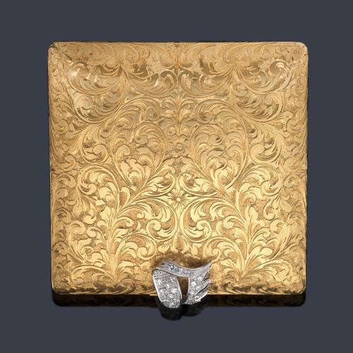  Polvera época 'art nouveau' realizada en oro amarillo de 18K y platino enriquecido con diamantes talla sencilla. Circa 1910.