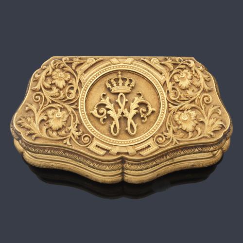  Caja de rapé o tabaquera realizada en oro amarillo de 18K, ricamente cincelado con motivos florales y hojas de acanto con diseño central el monograma Real de Guillermo I Rey de Prusia. Circa 1865.