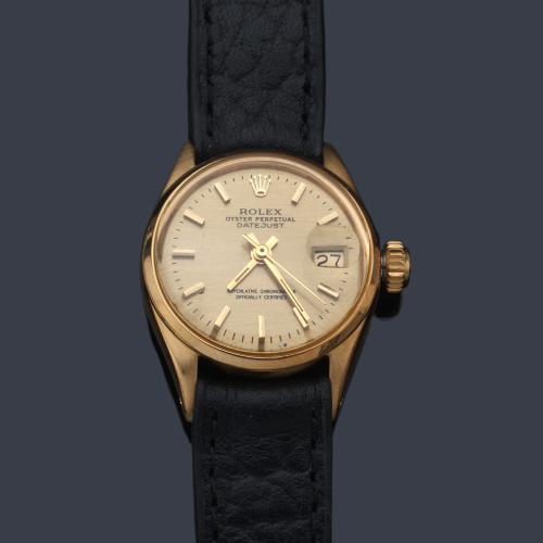  ROLEX Oyster Perpetual Lady Datejust Superlative Chronometer Officially Certified ref. 6516 con caja y brazalete en oro de 18K.