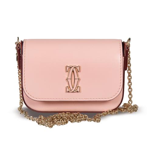 CARTIERMini bolso con cadena dorada larga realizada en piel de becerro color rosa, con cierre 'Doble C' en esmalte rosa.