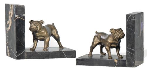  Pareja de sujetalibros en metal patinado y mármol negro jaspeado, representando a dos bulldog, Francia h. 1920.