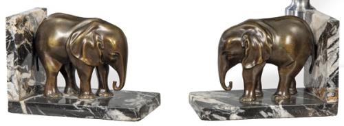  Pareja de sujetalibros Art Deco de bronce con sendos elefantes, Francia h. 1920-30.