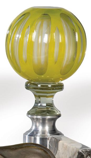  Remate para escalera en cristal amarillo doblado y tallado, Francia o Italia pp. S. XX.