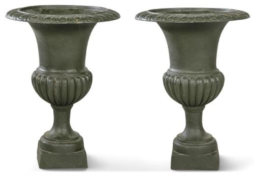  Pareja de copas de jardín en hierro colado con pátina verde.