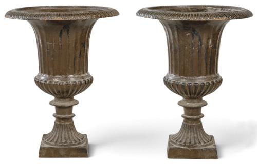  Pareja de copas de hierro con pátina marrón.