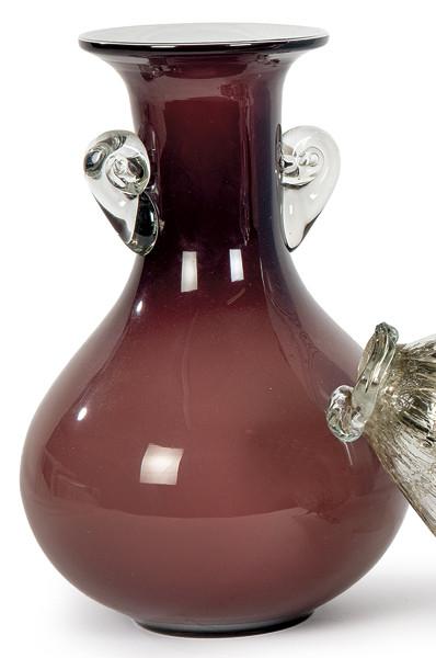  Jarrón de cristal de Murano color berengena con asas transparentes sobre base de opalina