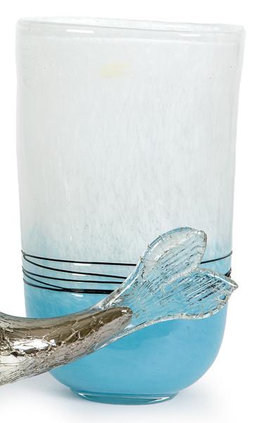  Jarrón de cristal de Murano blanco y azul claro con hilos negros aplicados perimetralmente.