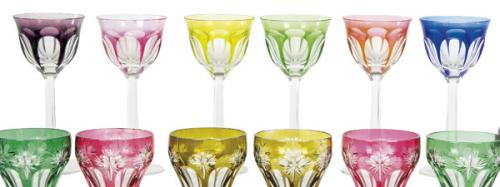  Juego de seis copas de cristal tallado y parcialmente esmaltado en distintos colores de la cristalería de Ludwig Moser & Soehne, Bohemia h. 1940.