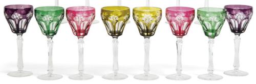  Ocho copas de cristal de Bohemia talladas y esmaltadas en varios colores