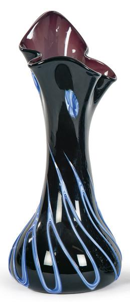  Jarrón de cristal de Murano soplado con boca rizada en color berenjena con decoración de hilos aplicados azules.