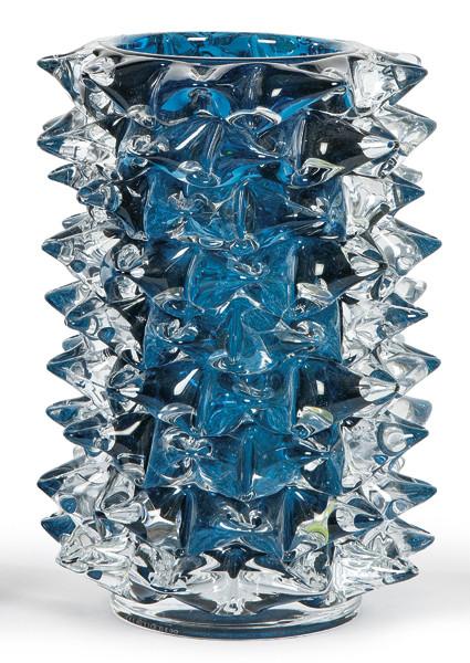  Jarrón de cristal de Murano doblado  con capa interna azul y externa transparente con puntas en relieve.