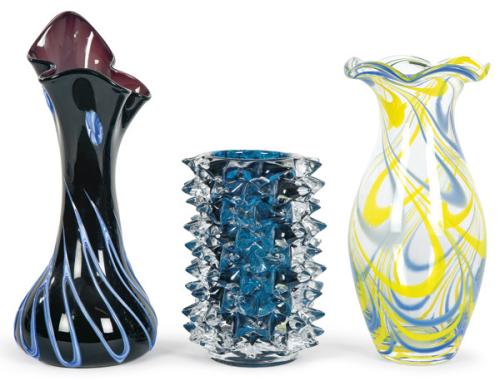  Jarrón de cristal de Murano con boca rizada, cuerpo transparente y decoración de líneas onduladas, amarillas y azules.