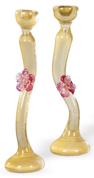  Pareja de candeleros de cristal de Murano de Salviati con inclusión de polvo de oro y sendas flores aplicadas en el vástago.