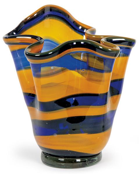  Jarrón de cristal de Murano soplado tipo fazzoletto (pañuelo) naranja con franjas horizontales en azul.
