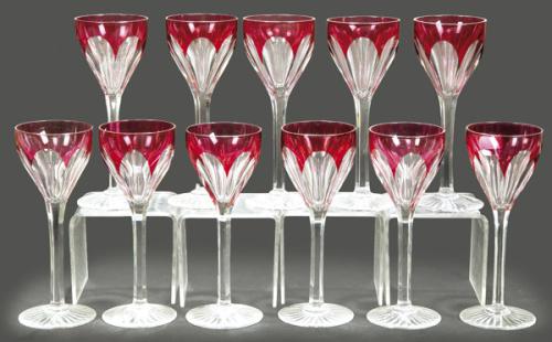  Juego de once copas para vino blanco de cristal de Bohemia tallado y parcialmente esmaltado en rojo.