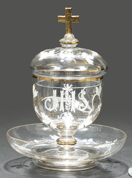  Copón con plato de cristal con decoración grabada al ácido y dorado al fuego, Francia ff. S. XIX pp. S. XX.