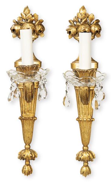 Pareja de apliques de estilo Luis XVI en madera tallada y dorada, con platillo y pandelocas de cristal tallado, Francia h.1900.