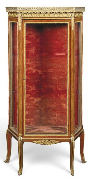  Vitrina Napoleón III, estilo transición en madera de caoba con aplicaciones de latón. Francia, finales S. XIX