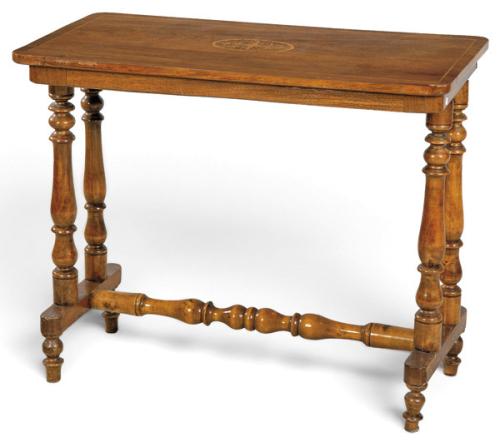  Mesa auxiliar victoriana con tapa rectangular en madera de caoba, con decoración de marquetería sobre patas y chambrana torneadas.