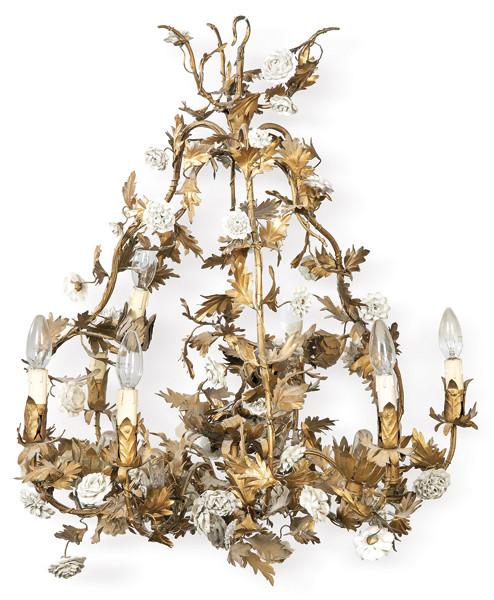  Lámpara de techo suspendida, con brazos en forma de ramasy hojas en bronce, y decoración aplicada de flores modeladas en porcelana.