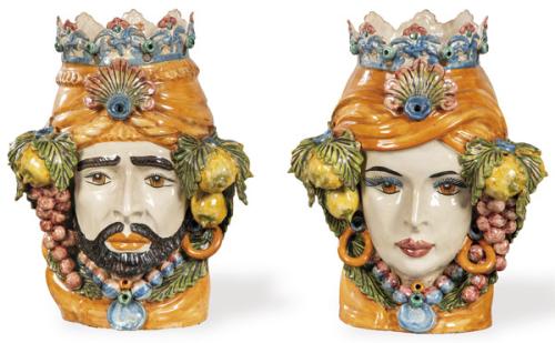  Pareja de maceteros en forma de cabezas de moros coronados en cerámica pintada y esmaltada firmados por G. Romano Caltagirone.