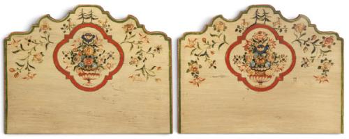  Pareja de cabeceros de cama para colgar, en madera recortada y policromada, decorados con guirnaldas y cartelas con jarrones de flores.